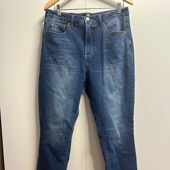 FRYE Straight Leg Jeans • Size 10/30 • Medium Wash Denim - Picture 2 of 10